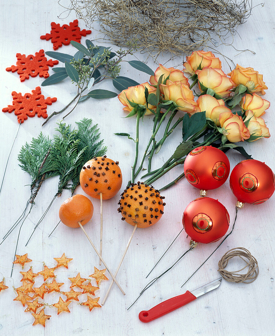 Rosenstrauß mit gespickten Orangen und Christbaumkugeln (2/4)