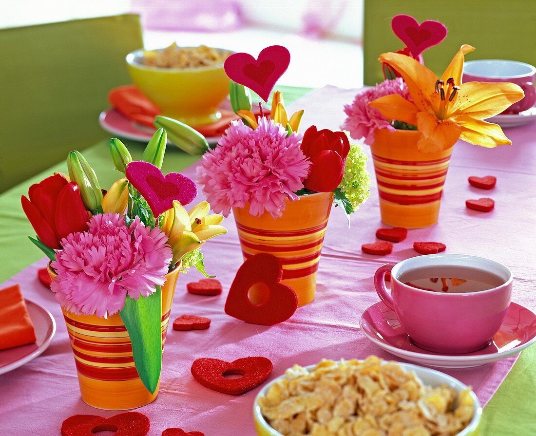 Dianthus (Nelken, rosa), Tulipa (Tulpen, rot), Lilium (Lilien, gelb)