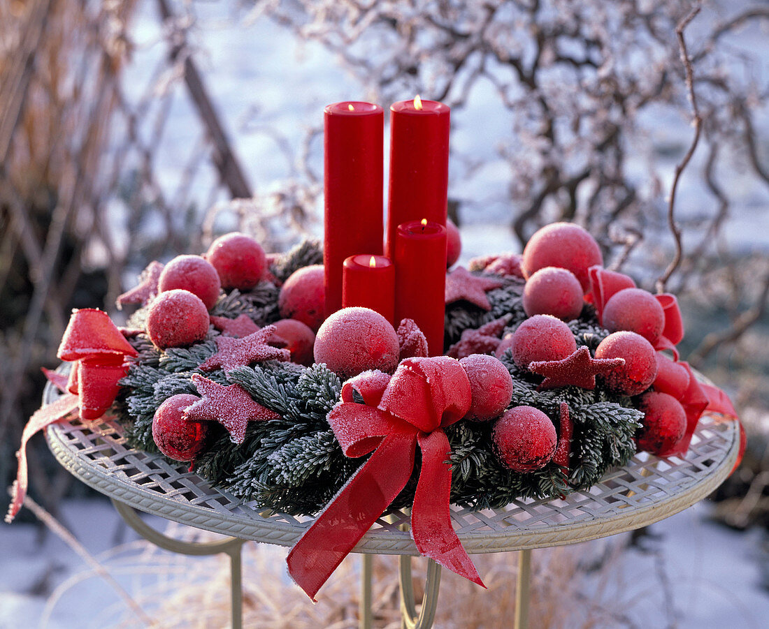 Adventskranz aus Abies (Tanne) in rot mit roten Kugeln, Sternen, Schleifen