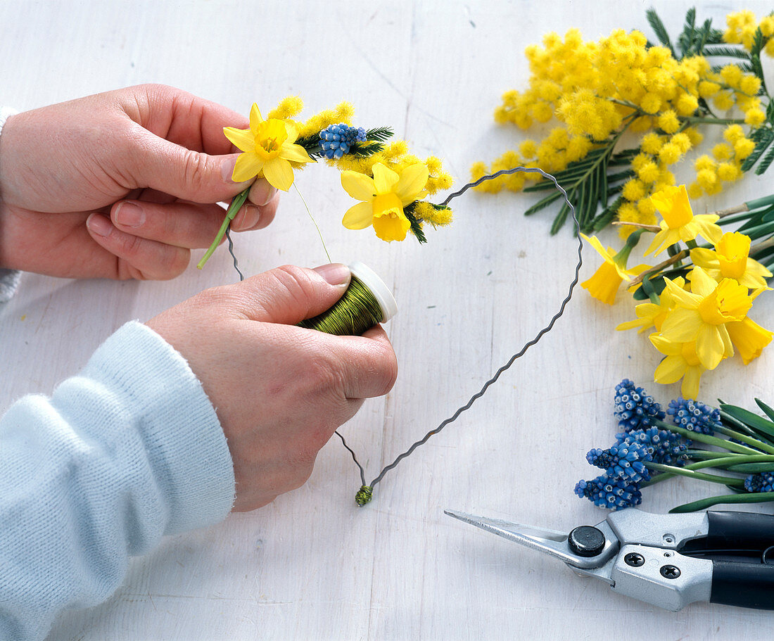 Blue-yellow heart with daffodils (2/3)