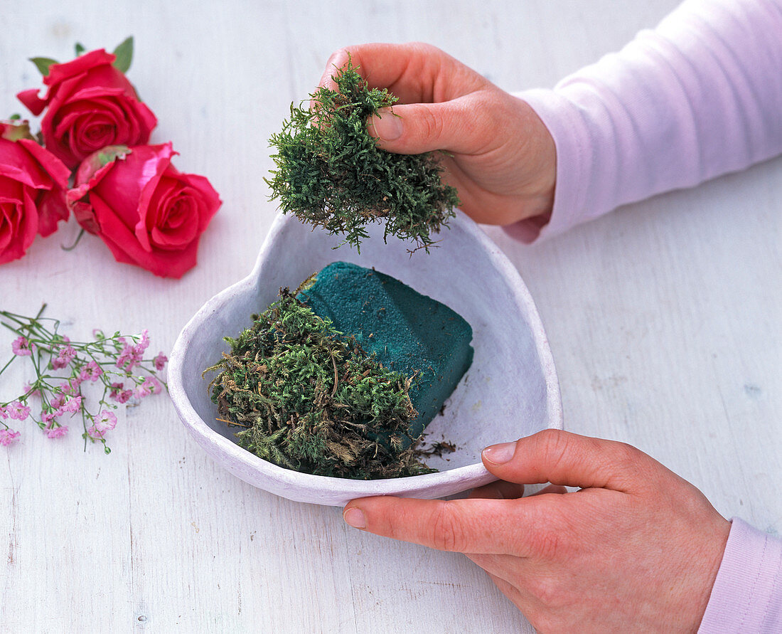 Rose arrangement in heart bowl (2/5)