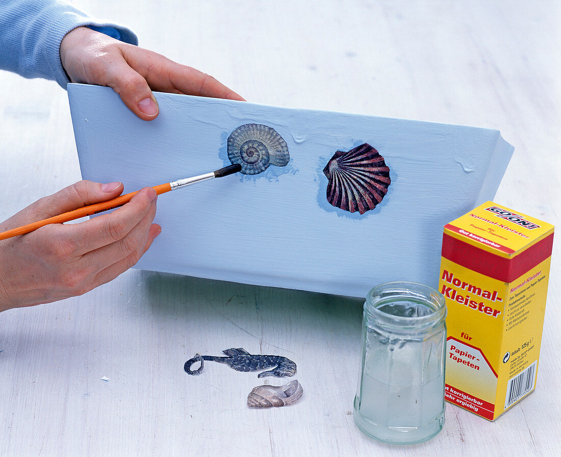 Design planters and boxes with maritime napkin deco