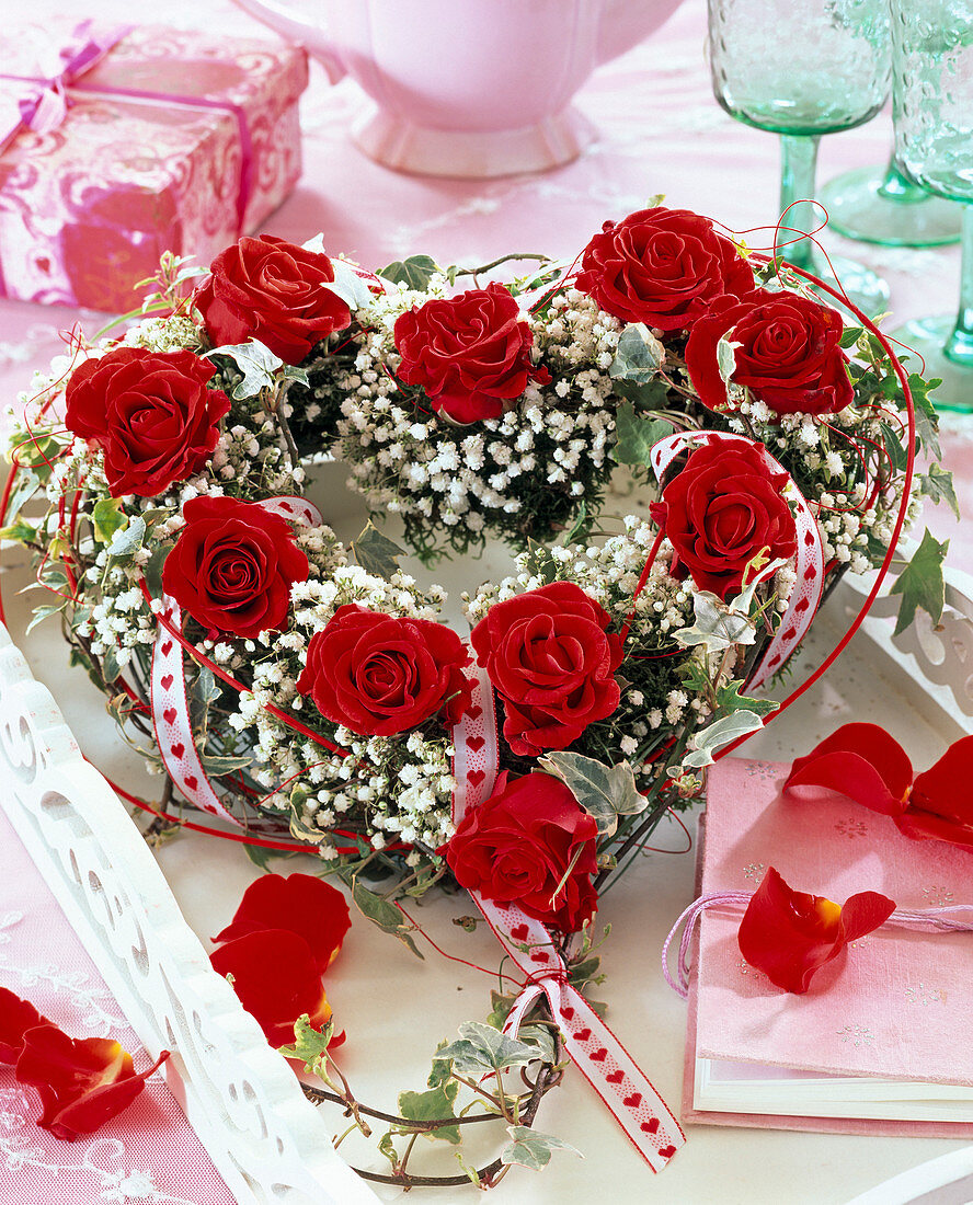 Herz mit Rosa (Rosen, rot), Gypsophila (Schleierkraut), Hedera