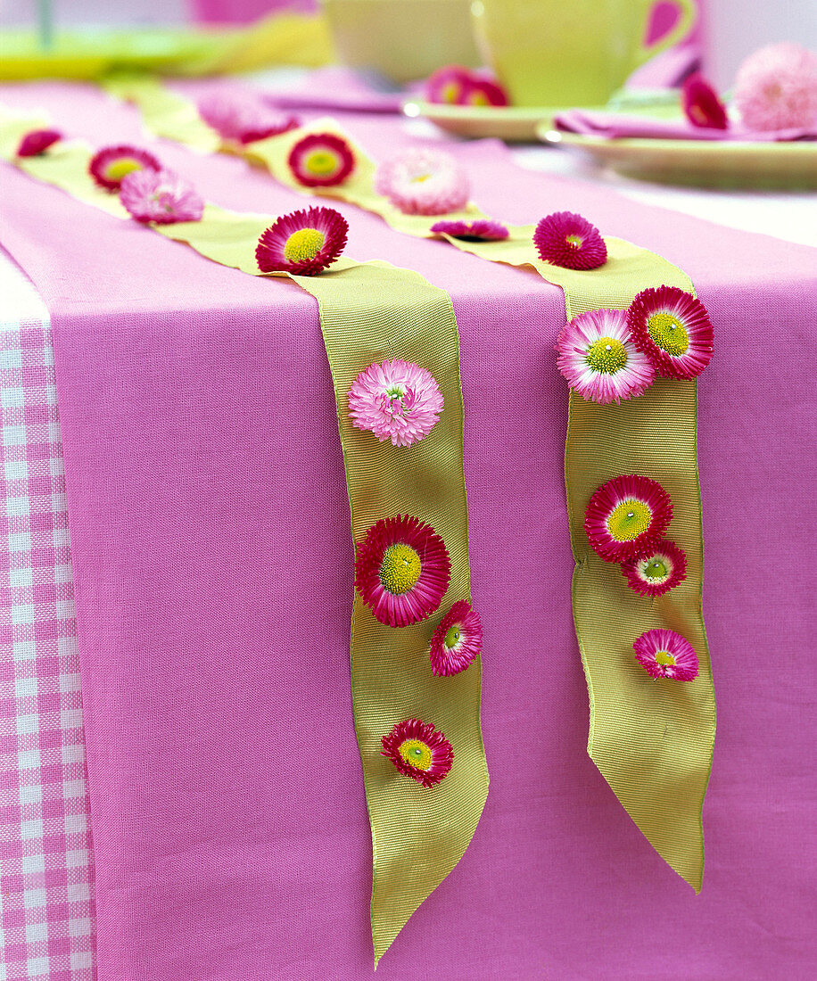 Schleifenband mit Bellis - Blüten besteckt: 2/2