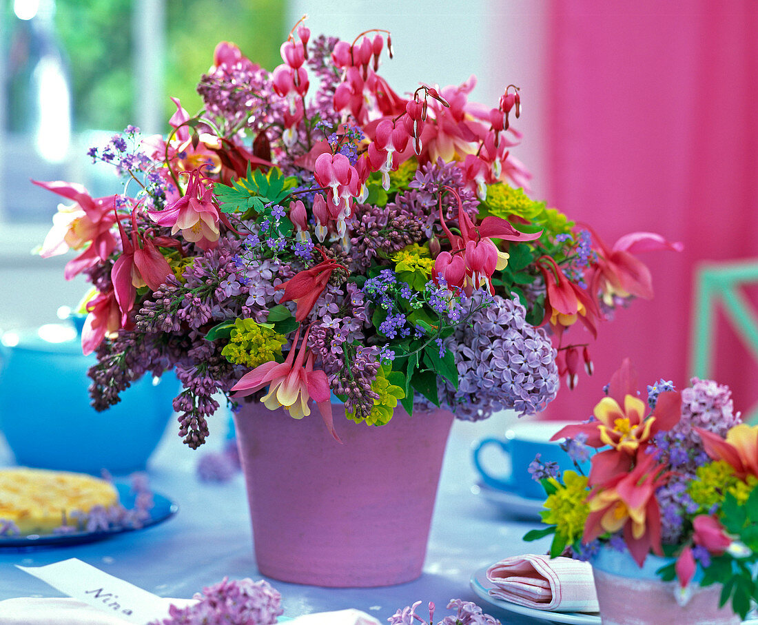 Strauß aus Dicentra (Tränendem Herz), Syringa (Flieder), Euphorbia