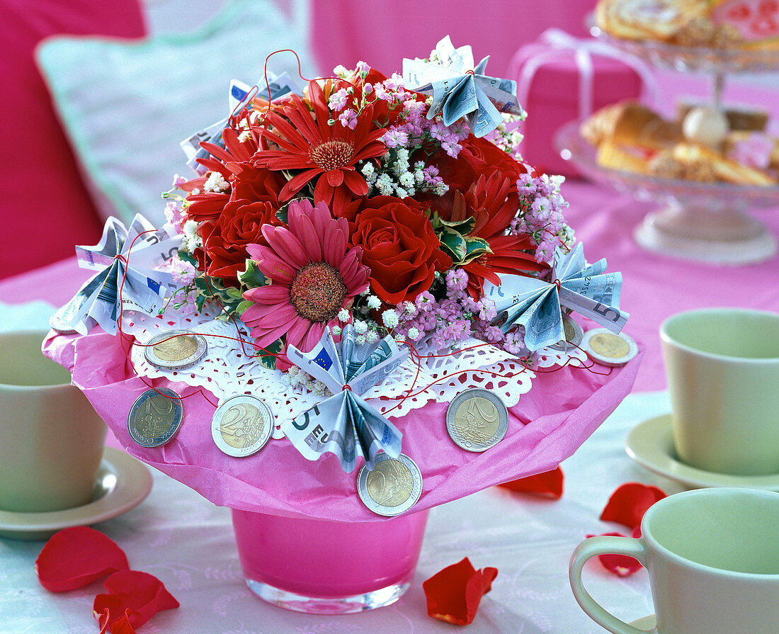 Gerbera, Rosa, Gypsophila, folded 5 Euro bills