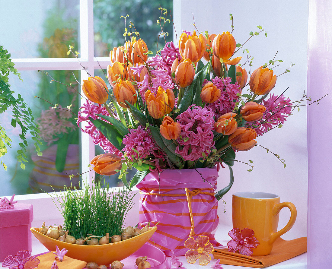 Strauß aus Tulipa (Tulpen), Hyacinthus (Hyazinthen), Zweigen von Betula