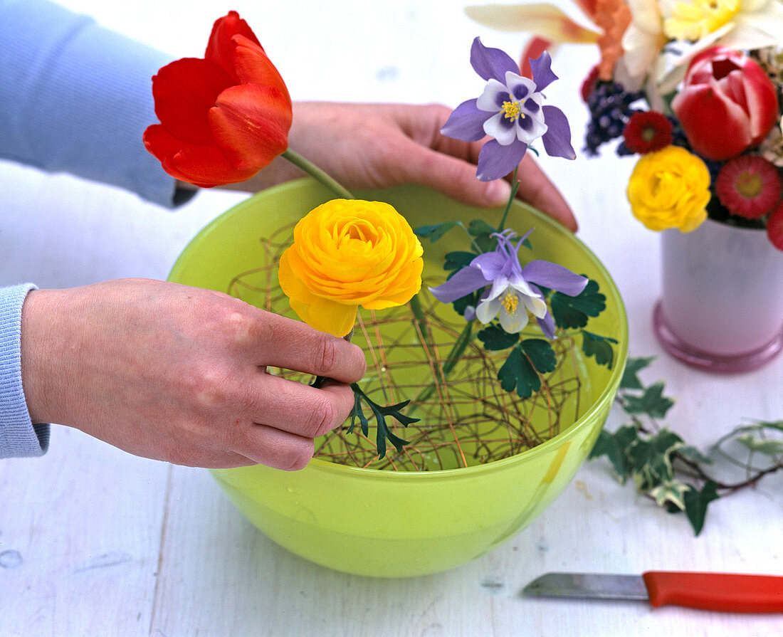 Spring arrangement with wire mesh as a plug-in aid