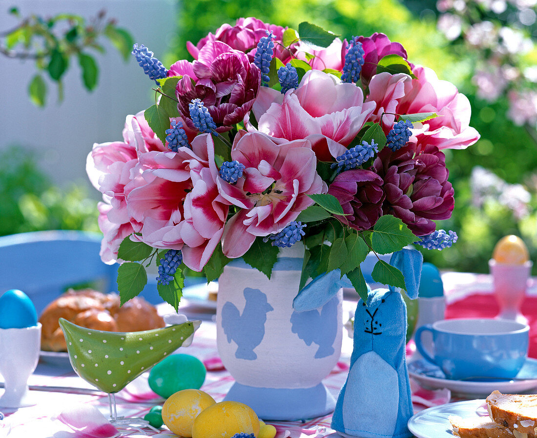 Strauß aus Tulipa (Tulpen, rot-weiß und lila), Muscari (Traubenhyazinthen)