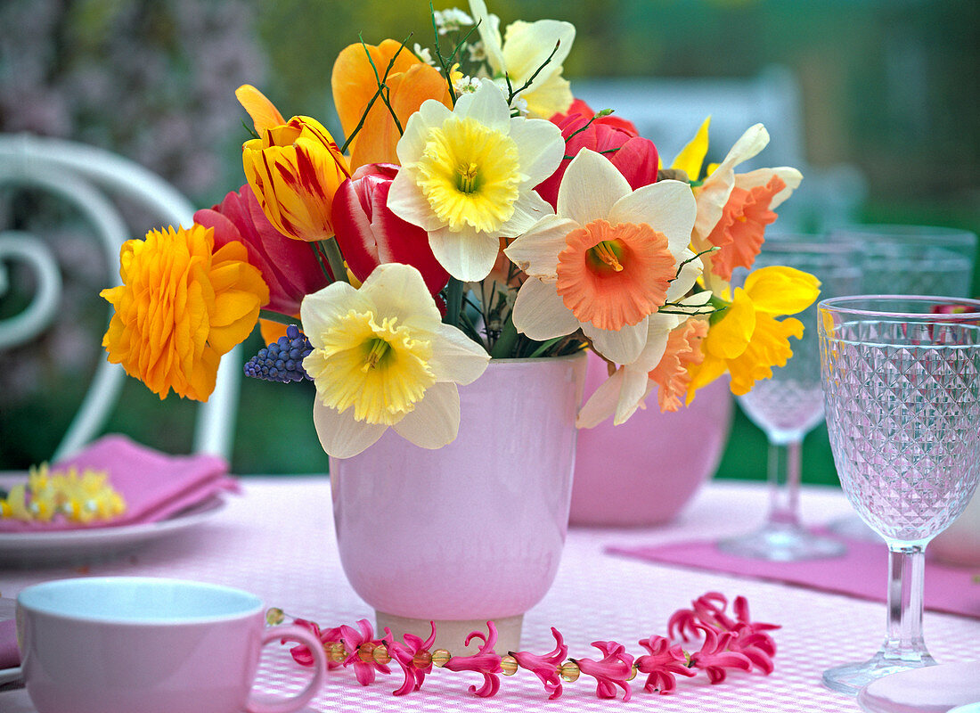 Strauß aus Narcissus (Narzissen), Ranunculus (Ranunkeln), Tulipa (Tulpen)