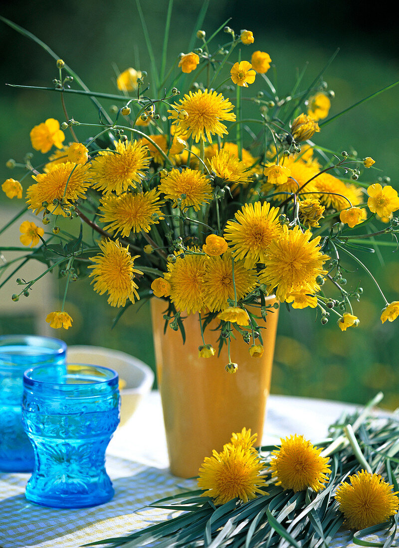 Strauß aus Taraxacum (Löwenzahn), Ranunculus (Hahnenfuß) und Gräsern