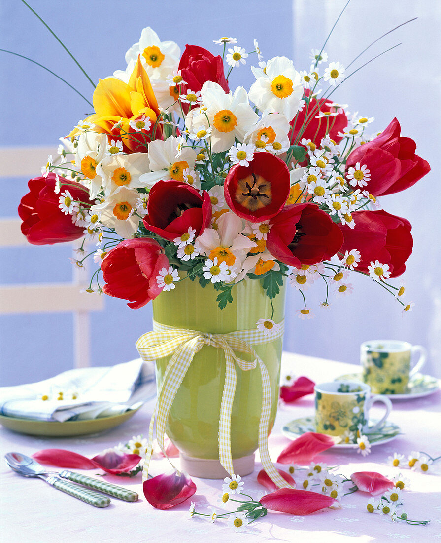 Strauß aus Tulipa (Tulpen), Narcissus (Narzissen), Matricaria