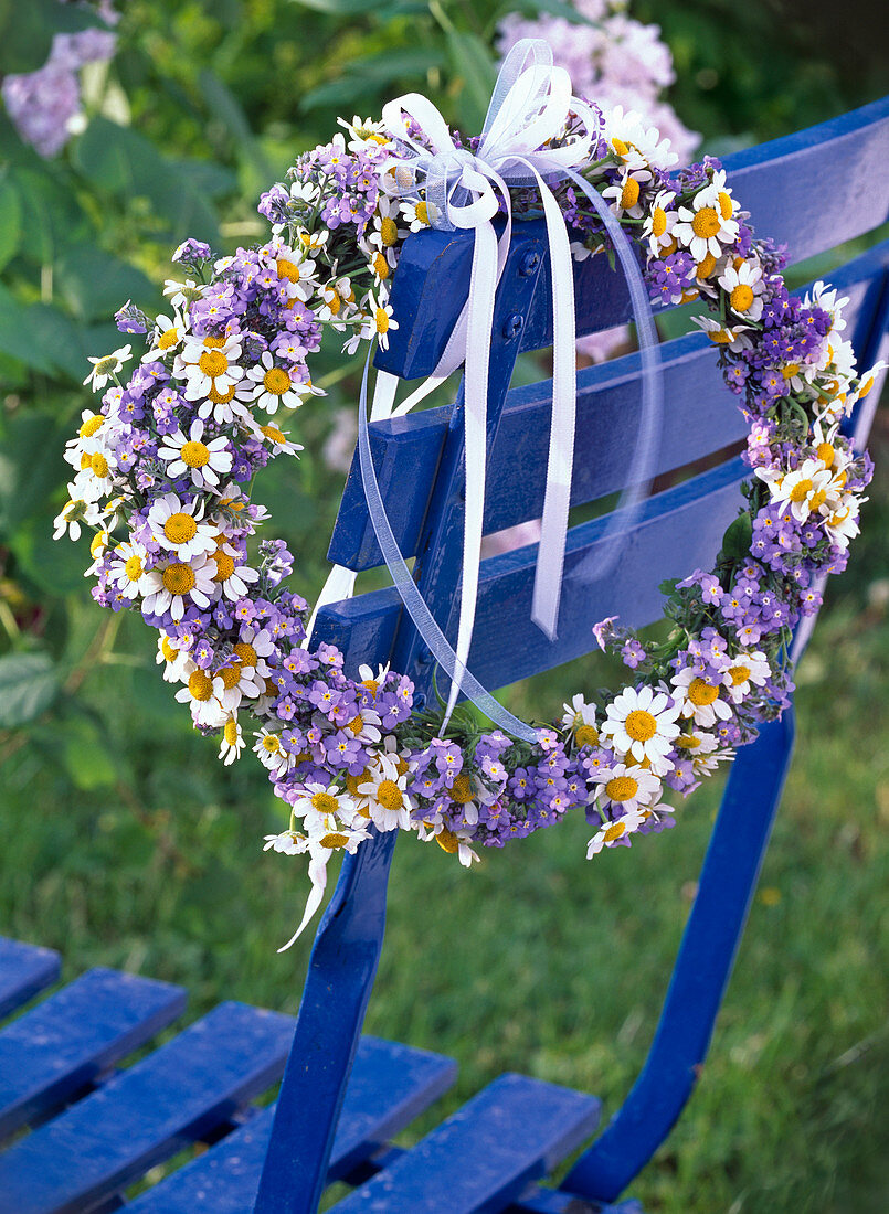 Kranz aus Chamomilla (Kamille) und Myosotis (Vergißmeinnicht)