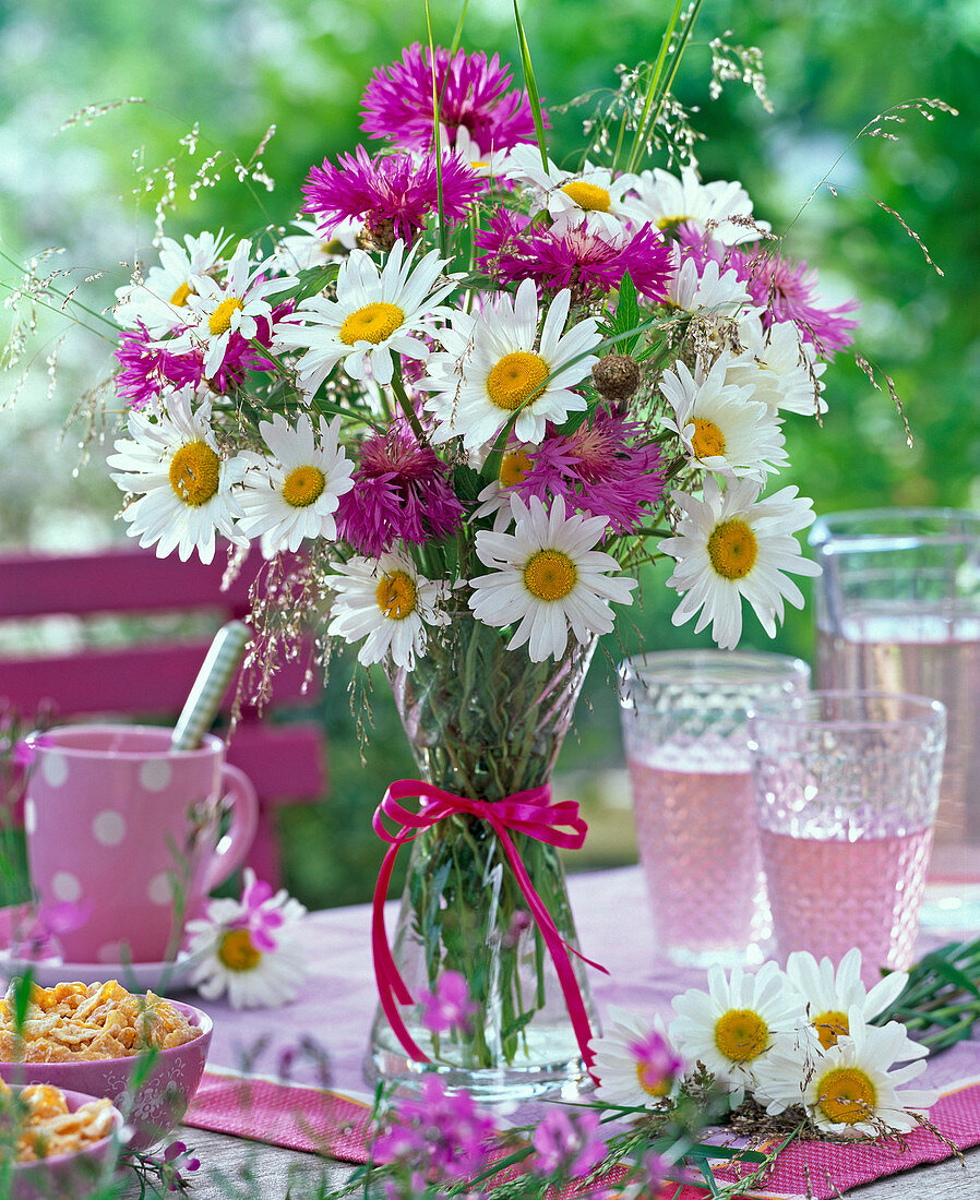 Strauß aus Leucanthemum (Margeriten), Centaurea (Flockenblumen)