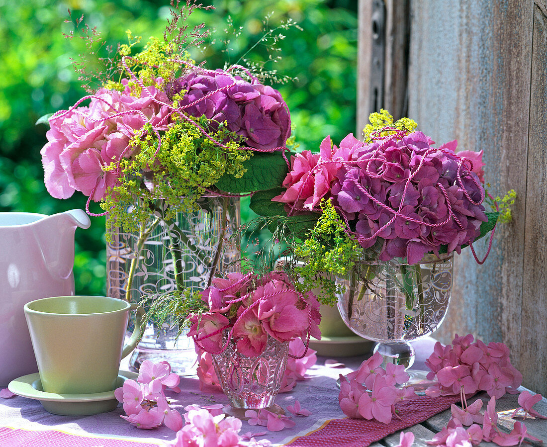 Sträuße aus Hydrangea (Hortensien, rosa und lila), dekoriert mit Schnur