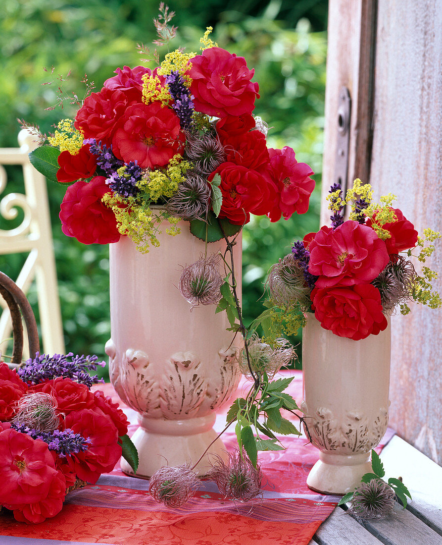 Strauß aus Rosa (Rosen, rot), Alchemilla (Frauenmantel), Lavandula