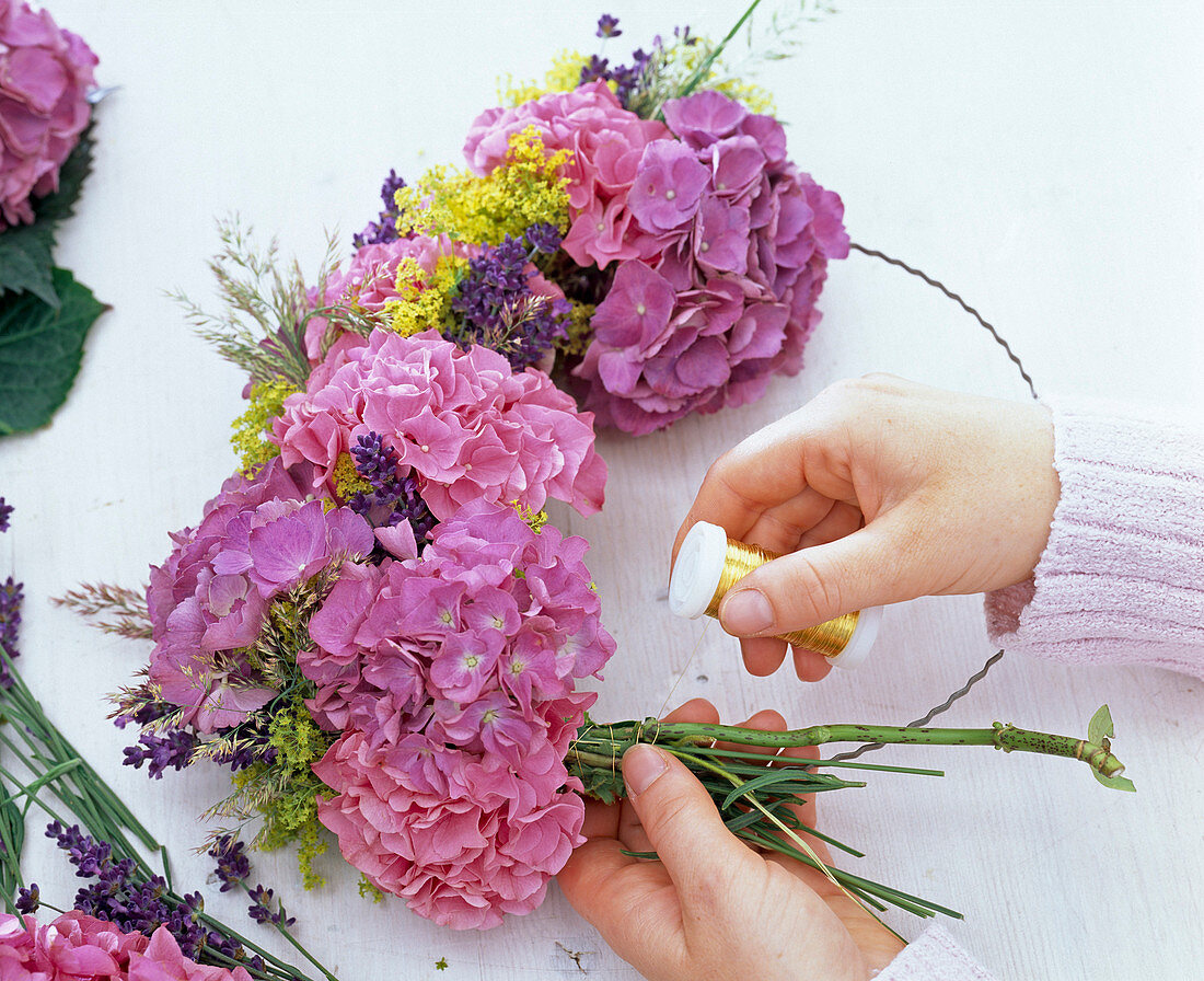 Hortensienkranz mit Frauenmantel und Lavendel: 2/3