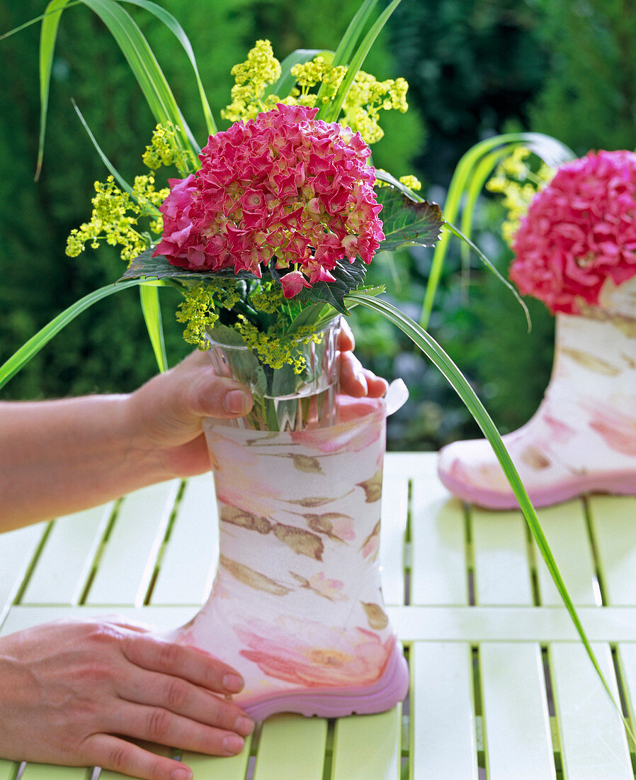 Rubber boots as a vase (1/2)