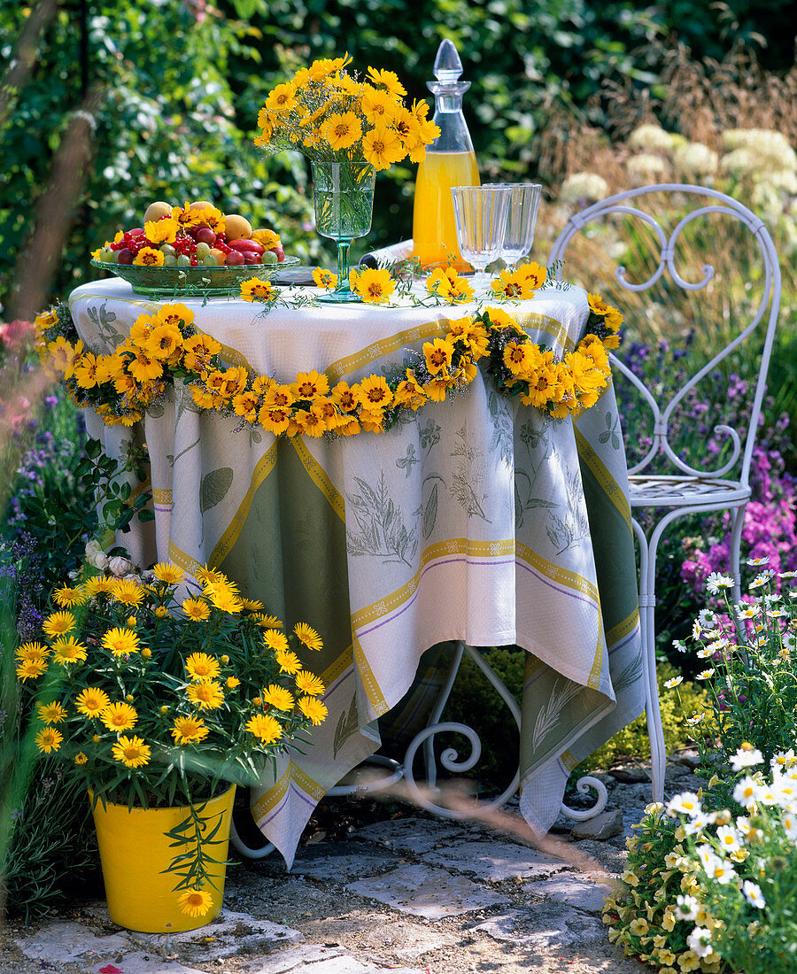 Girlande und Strauß aus Coreopsis (Mädchenauge) und Limonium