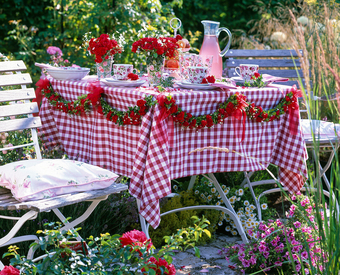 Girlande aus roten Rosa (Rosen), Gypsophila (Schleierkraut)