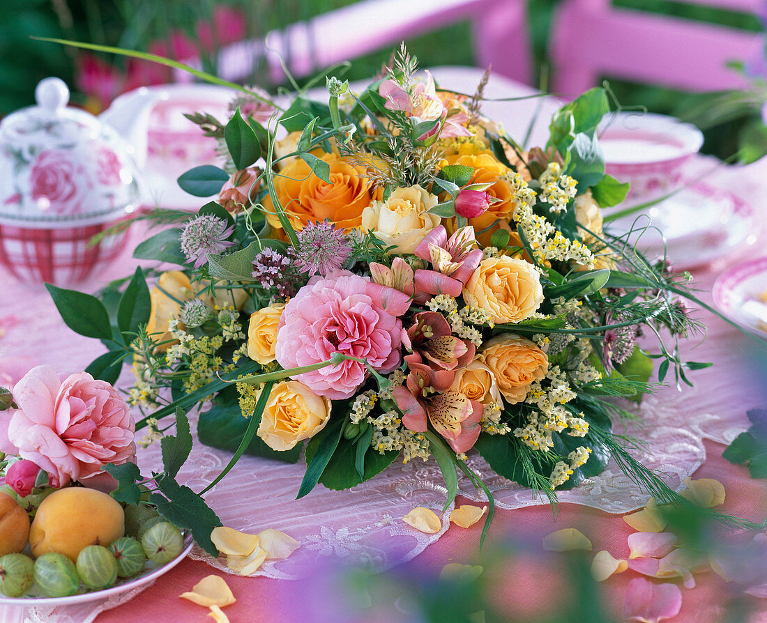 Rosa (Roses), Astrantia (Startholder), Alstroemeria (Inca Lily), Origanum