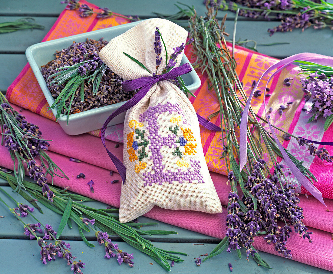 Lavandula (Lavendel), getrocknet in Schale und frisch, Duftsäckchen