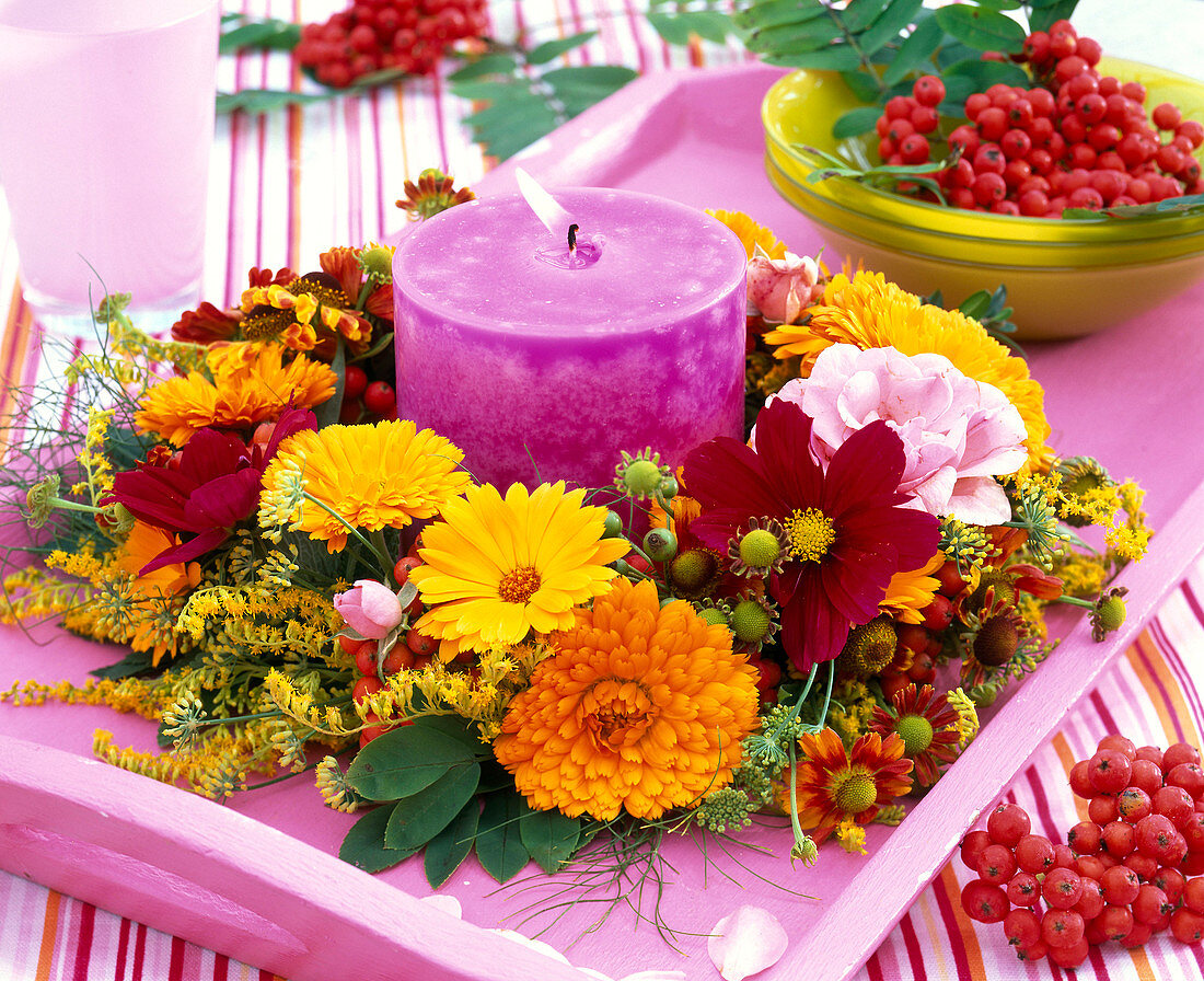 Kranz aus Blüten von Calendula (Ringelblumen), Cosmos (Schmuckkörbchen)