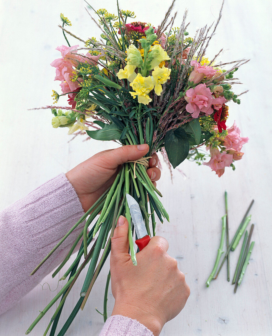 Making a late summer bouquet (4/5)