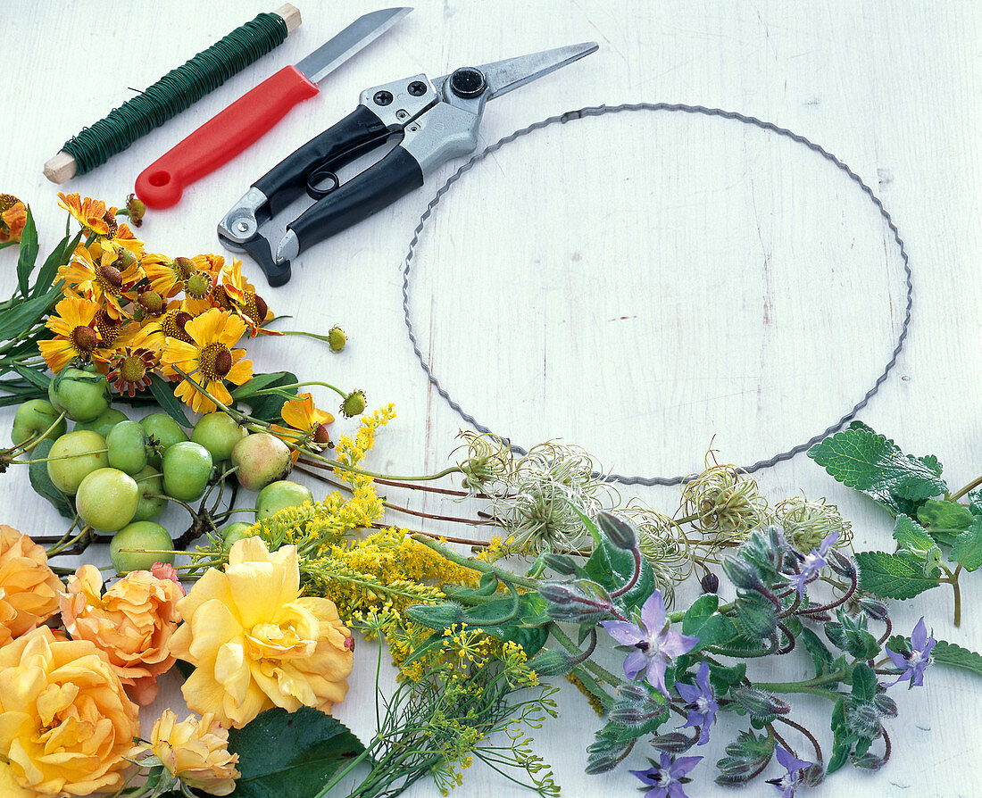 Kranz mit orangen Rosen und Borretsch: 1/3