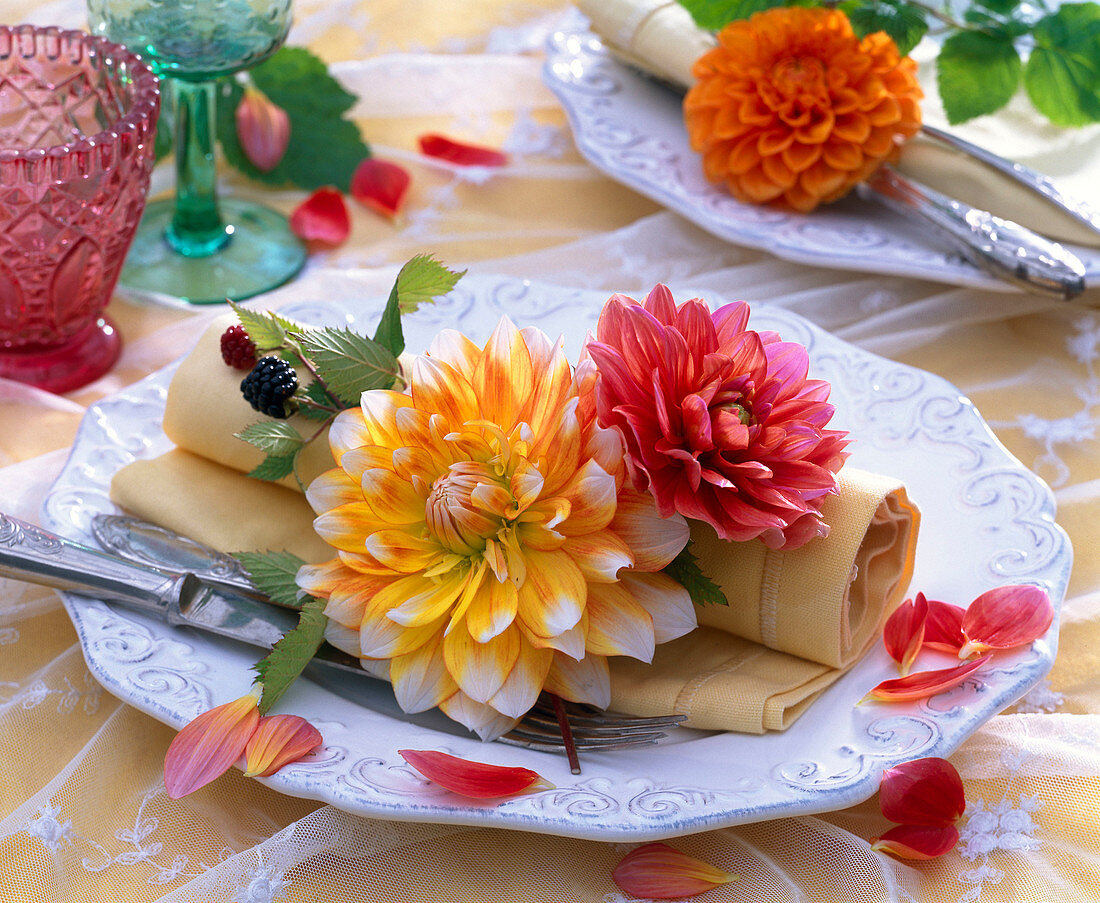 Napkin Decoration with dahlia