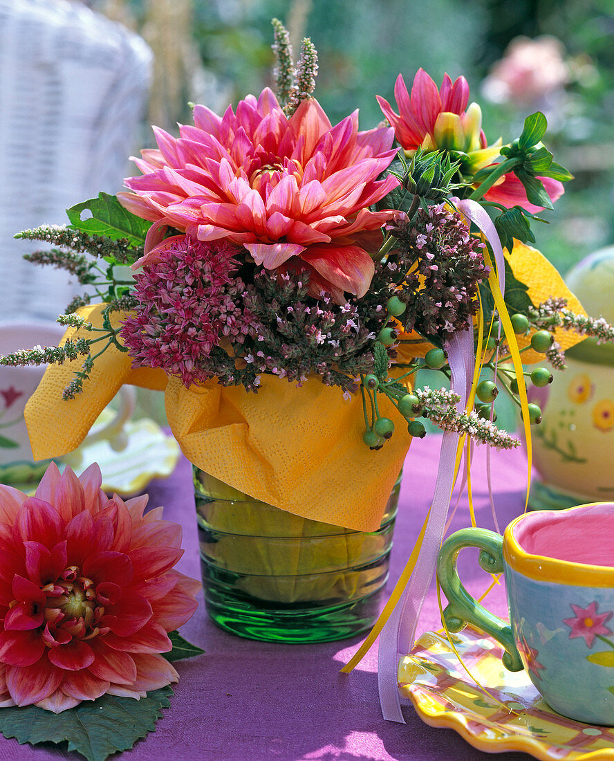 Small late summer bouquet with dahlia (dahlia), sedum (stonecrop)