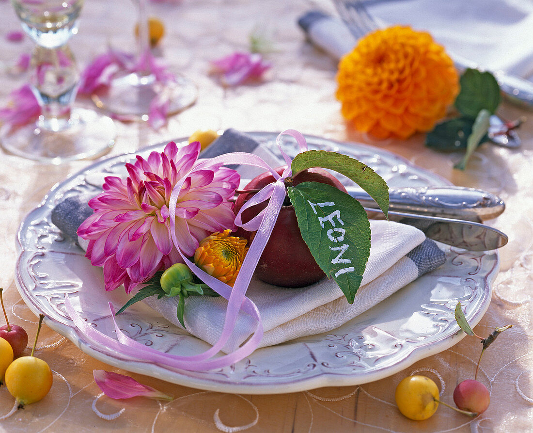 Napkin Decoration with dahlia