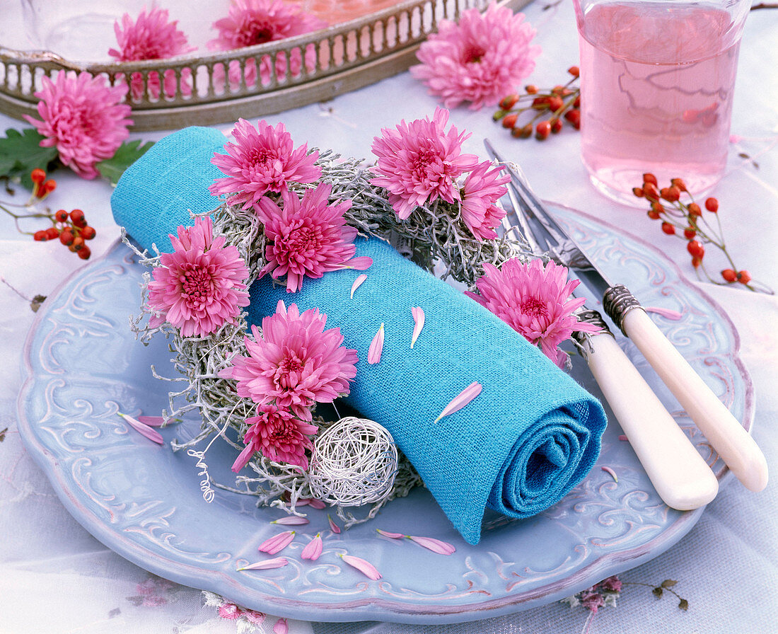 Ragwort and chrysanthemum napkin ring