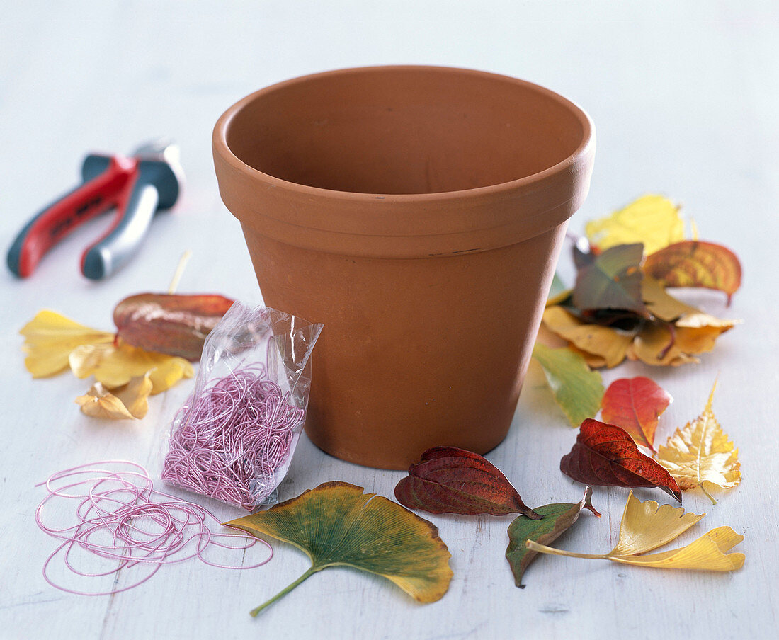 Tontopf mit herbstlaub umwickelt (1/3)