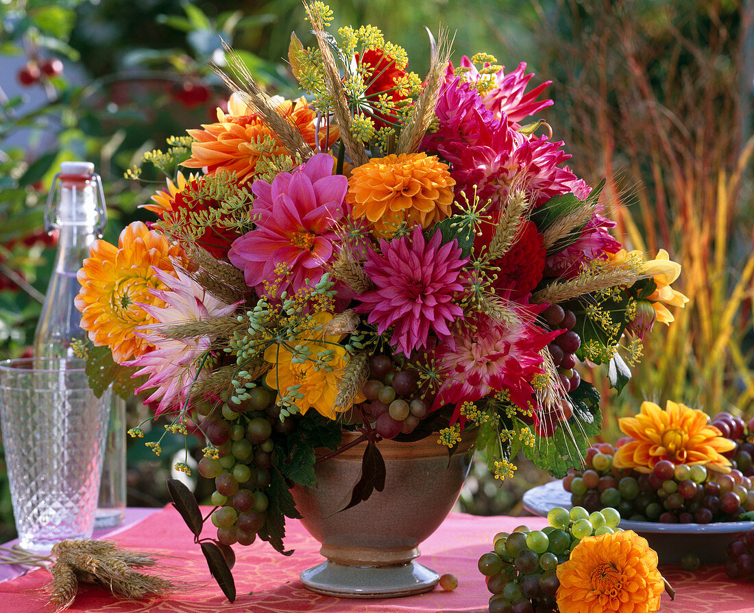 Herbstlicher Strauß mit Dahlien, Beeren und Früchten