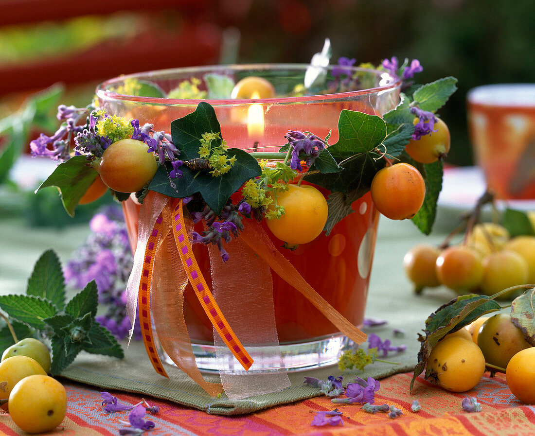 Candle jar with ornamental cat-catmint-wreath