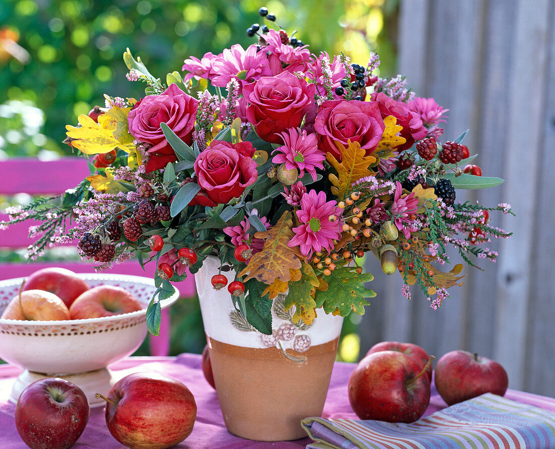 Herbststrauß mit Rosen und Chrysanthemen: 3/3