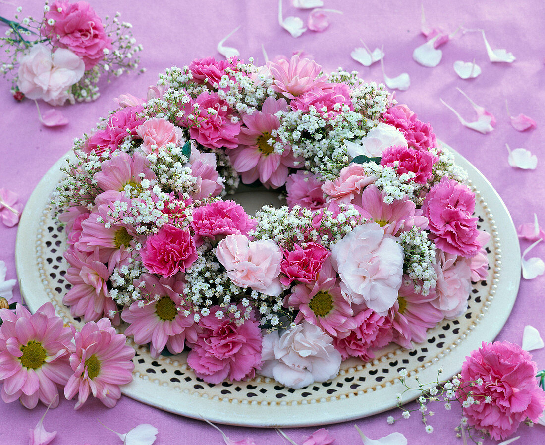 Kranz aus rosa Chrysanthemum (Herbstchrysanthemen), Dianthus (Nelken)