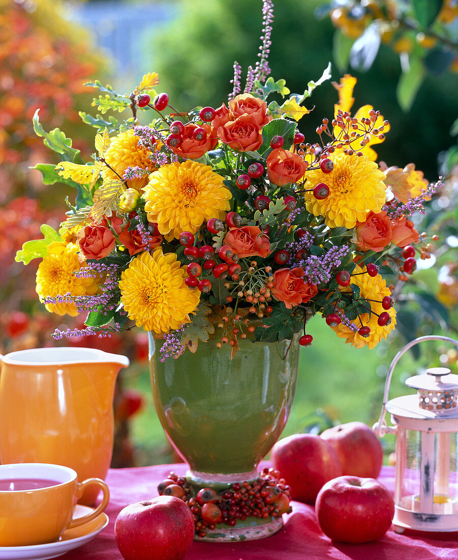 Strauß aus Dahlia (Dahlien), Rosa (Rosen und Hagebutten), Calluna