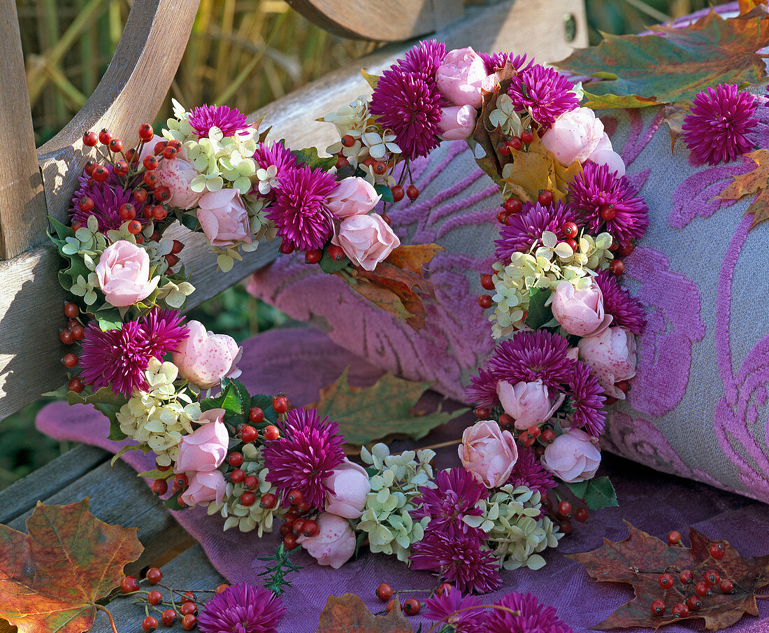 Kranz in Herzform aus Rosa (Rosen, Hagebutten), Aster (Astern), Hydrangea