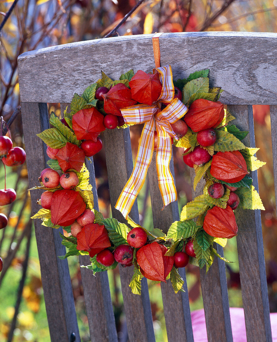 Lantern-Ornamental wreath