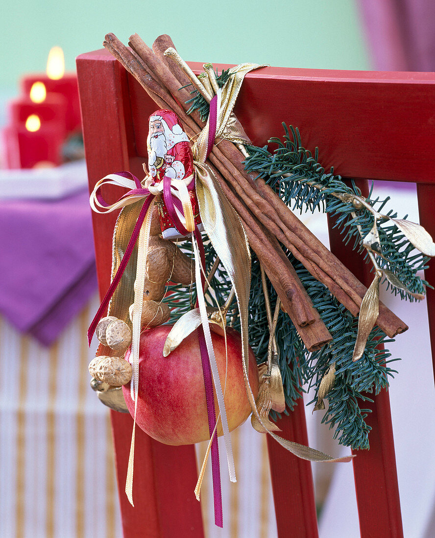 Kleiner Handstrauß aus Abies (Tanne), Malus (Apfel), Arachis (Erdnüssen)