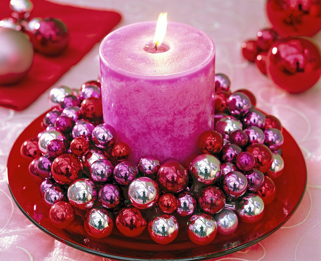 Candle wreath of small Christmas tree balls with pink pillar candle
