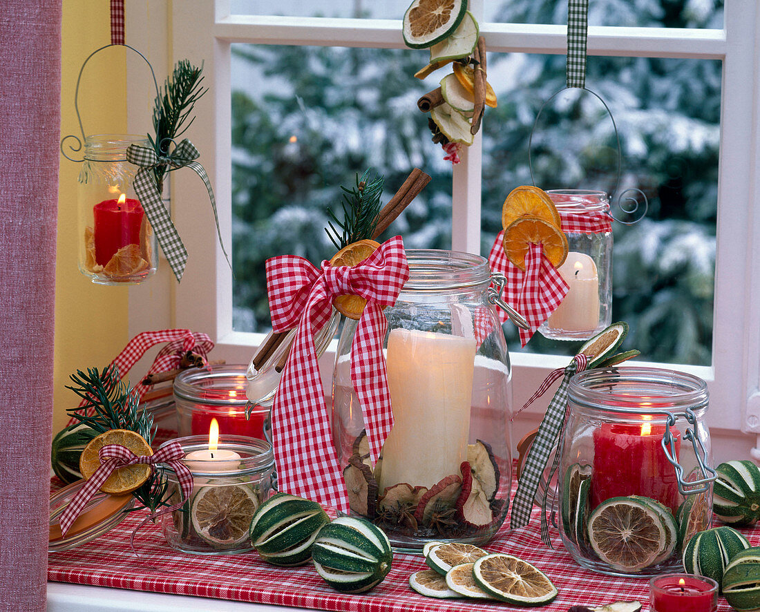 Candles in preserving jars, filled and decorated with dried slices