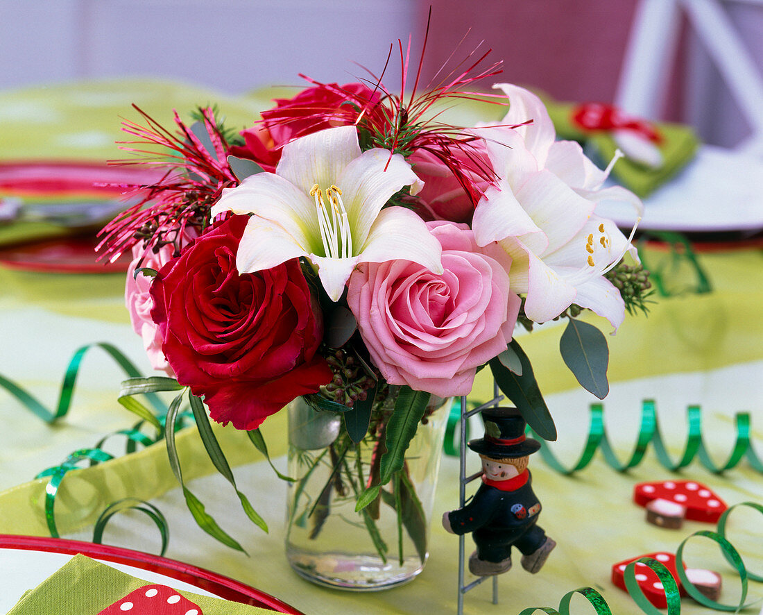 Strauß aus roten und rosa Rosa (Rosen), weißen Hippeastrum (Amaryllis)