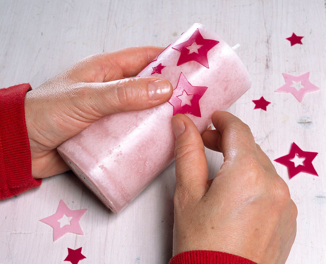 Decorate candles with wax stars (3/4)