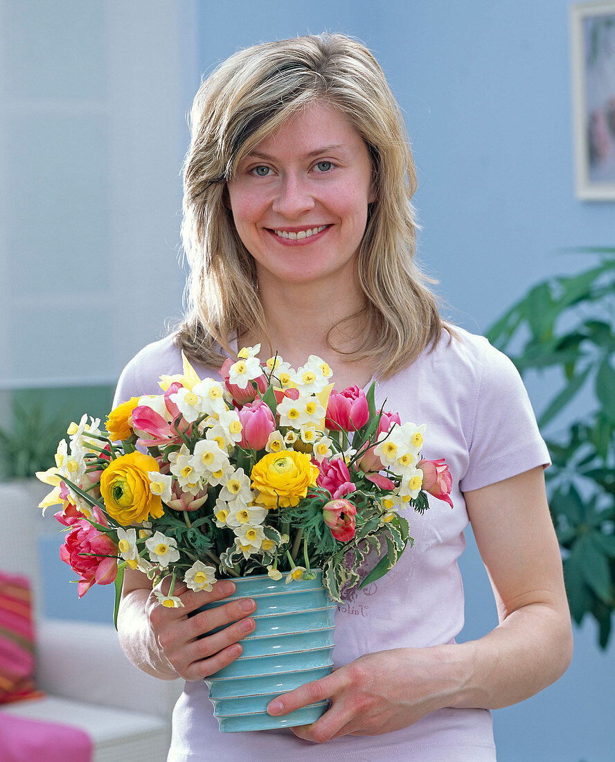 Junge Frau mit Strauß aus Narcissus (Narzissen), Tulipa (Tulpen)