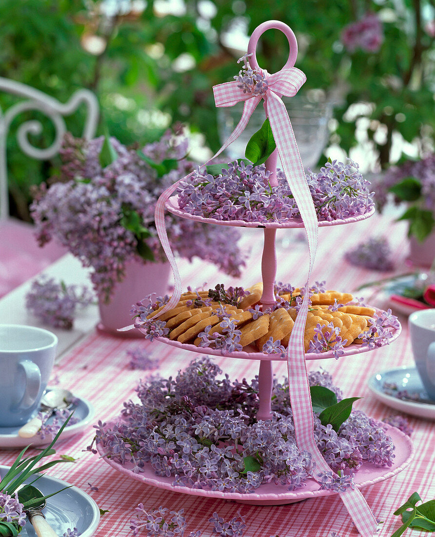 Table decoration with syringa