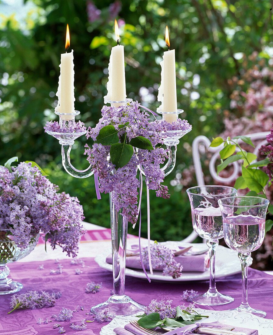 Kerzenhalter aus Glas dekoriert mit Syringa (Flieder), Trinkgläser, Gedecke