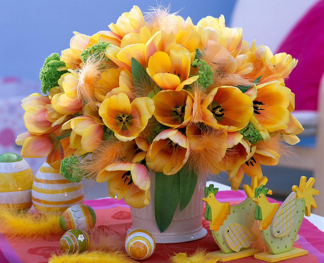 Strauß aus Tulipa (Tulpen), Viburnum (Schneeball) und Federn, Ostereier